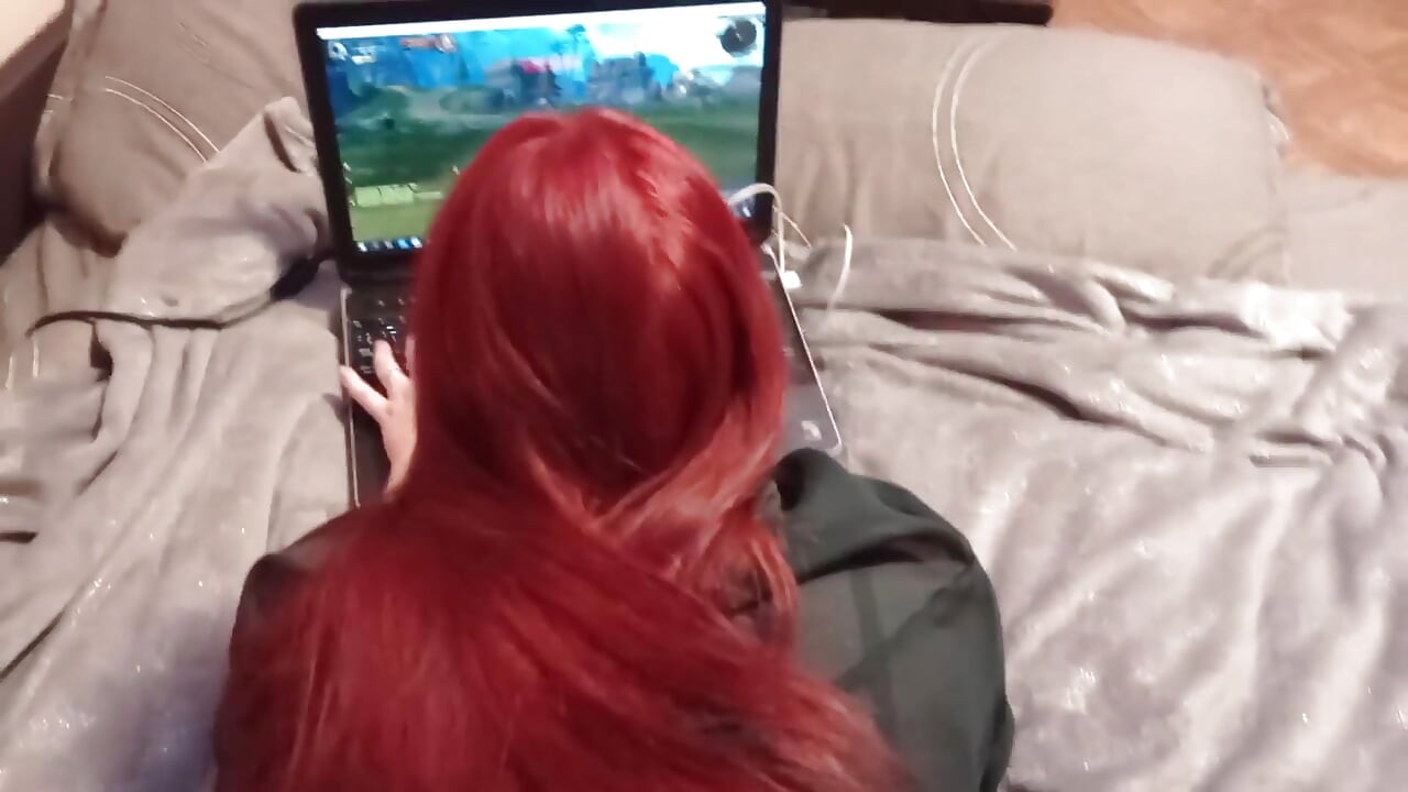 Cogí a una linda chica mientras jugaba