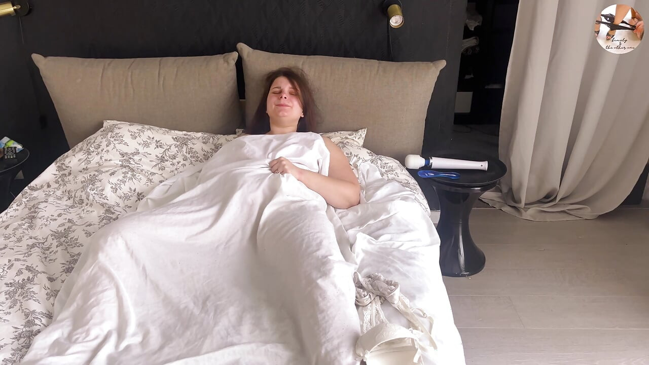 อยู่บ้านคนเดียวเล่นหีตัวเองใต้ผ้าปูที่นอน