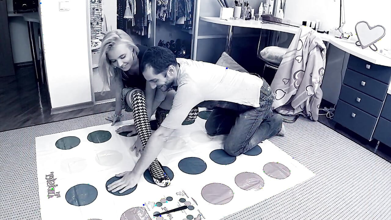Reife blondine fingert tropfende muschi auf twister mat