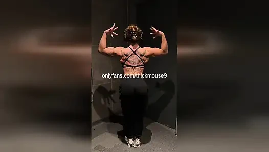 18 yaşındaki kız canlı yayın sırasında yanlışlıkla amcık teşhiri