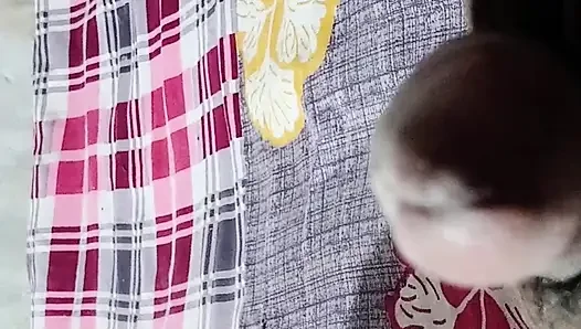 Adik tiriku melihatku🍆 meninju dan kemudian mengambil tumpangan ke tanah itu.