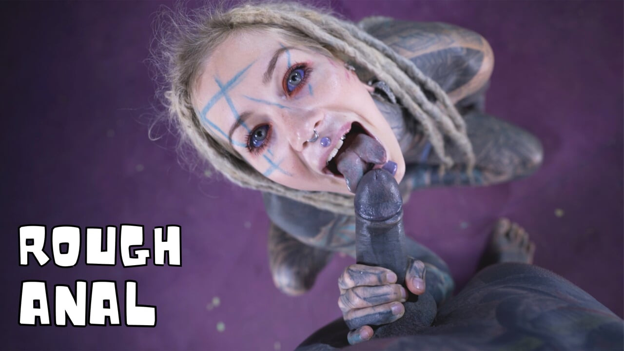 Mürekkepli pirsingli sürtük gırtlağına kadar alıyor ve götünü sikiyor