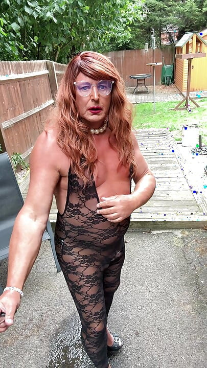 Szexi crossdresser kellycd2022 fekete csipke cicaruhában és magassarkúban