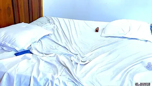 Ateşli Hintli ofis çifti otel odasında sikişiyor - kırmızı sari evli kadın kovboy kız sırasında büyük memeler emziyor