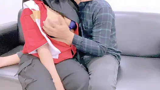 Benzin istasyonunda çalışma üniformalı bir kızı villaya davet edin, kız itaatkar