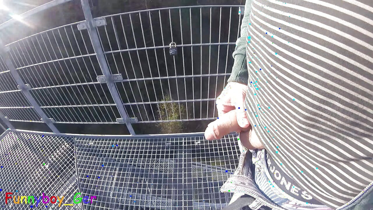 Я работаю над своим крайней плоть членом на улице на очень публичной смотровой вышке у реки.