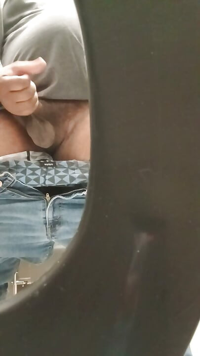 Daddy da đen tiểu tiện và xuất tinh nơi công cộng