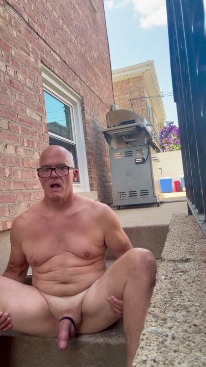 แพทริคช่วยตัวเองที่สนามหลังบ้านในชิคาโก เสี่ยง