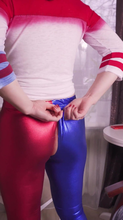 Harley Quinn rasga accidentalmente sus pantalones