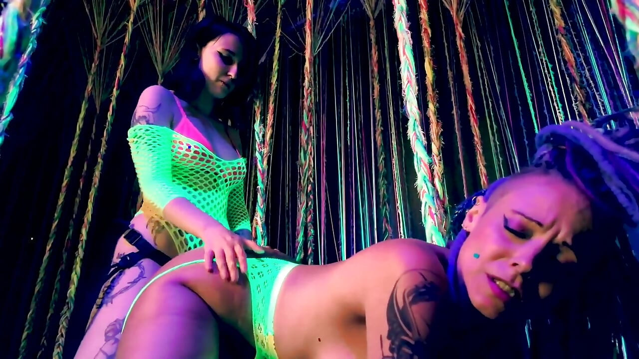 Alternative Girls Strap on Fuck