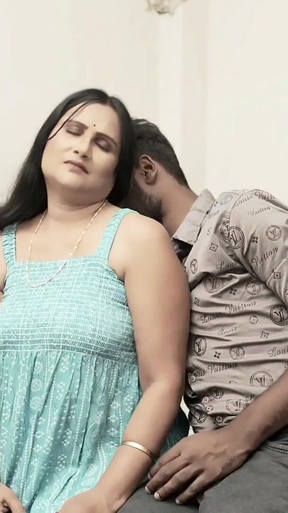 デジホット熟女がオフィスの上司に激しく犯される | クリップ 2