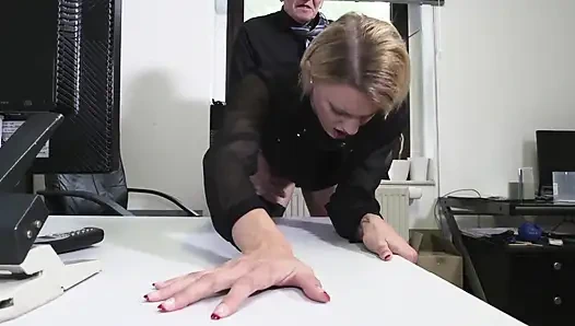 Sekreter piliç sikicisinden ıslak amında derin bir sikiş seviyor