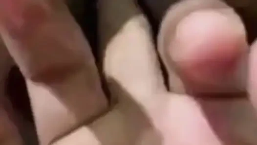 Reib meinen kitzler mit einem schwanz