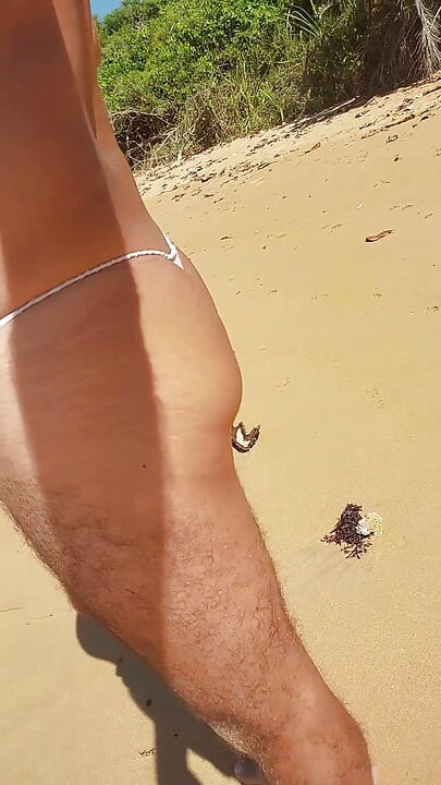 Ladysilva crossdresser plimbându-se în chiloți sexy pe plajă, căutând un bărbat la curul ei sexy