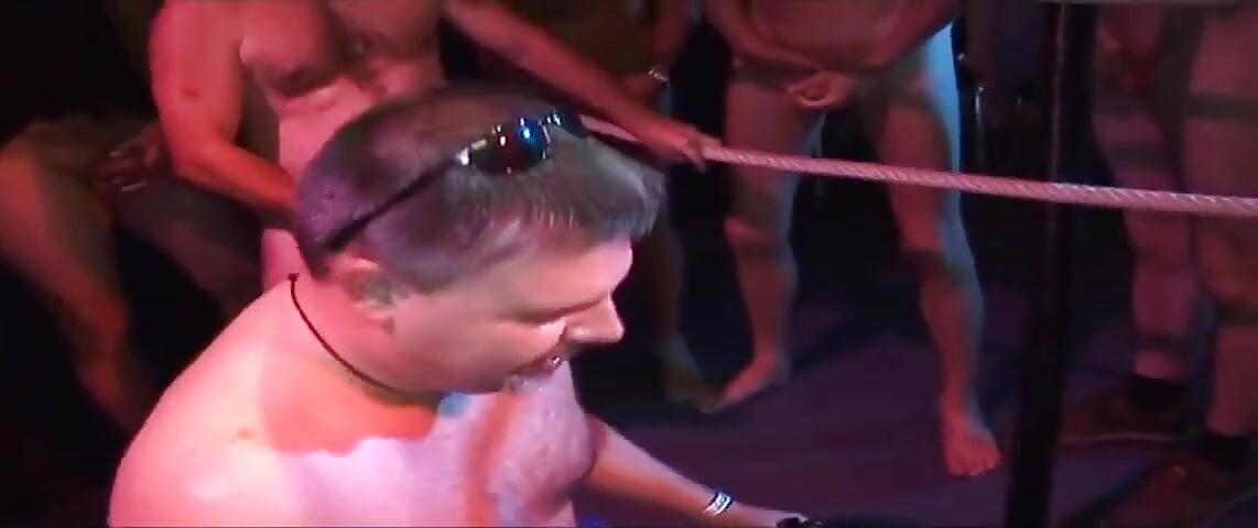 Une bombasse mature se fait baiser dans une orgie de fisting en groupe baveuse