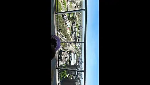 Mein Mann und ich hatten Spaß in einer gemieteten Wohnung: Oralsex auf dem Balkon mit Blick auf die Straße und Sex im Schlafzimmer.