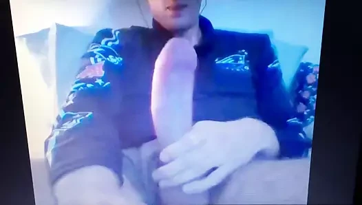 Genç adam kenar onun dev asılı kalın sert kesilmemiş horoz