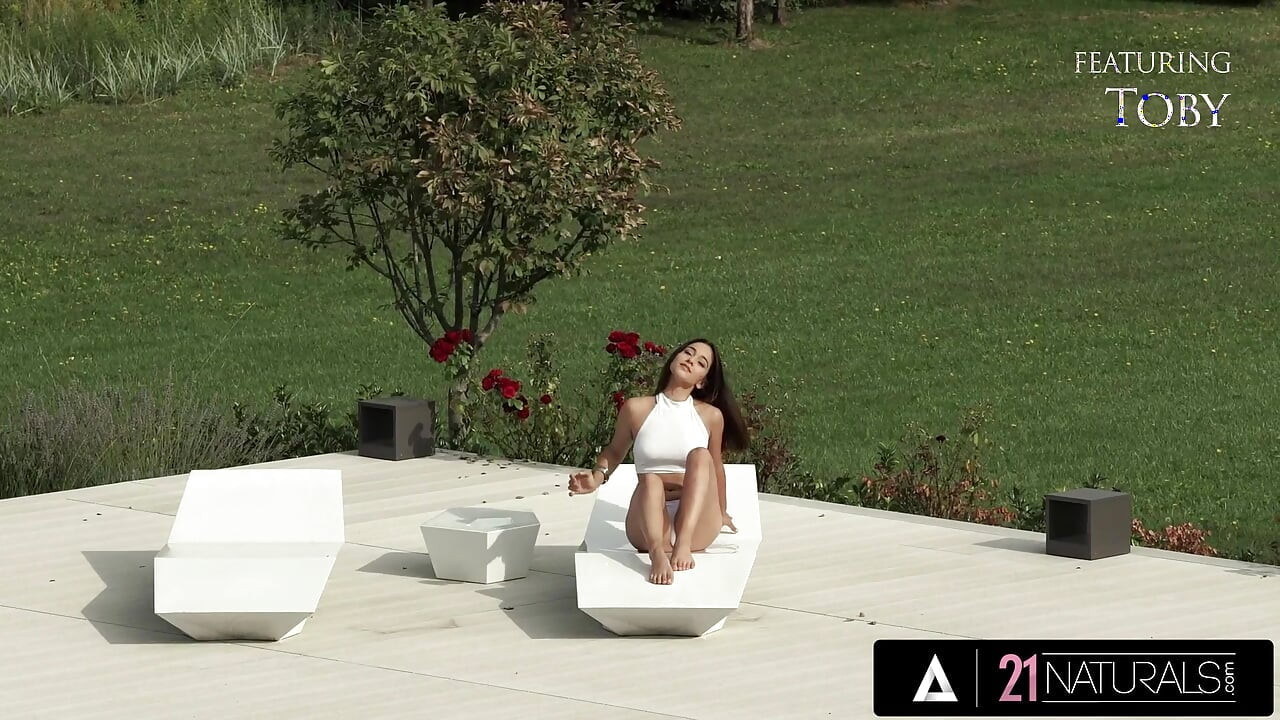 21 naturals - ginebra cachonda ofrece su culo para una follada anal amorosa