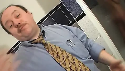 Sıska esmer genç kız banyoda sert sikişiyor ve yüzüne boşalıyor