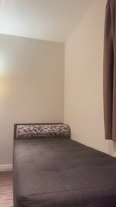 ホテルの部屋でムラムラしている