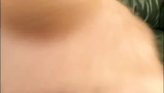 Грязная маленькая шлюшка поедает все это