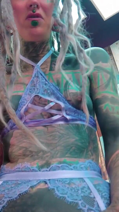 Nena tatuada alternativa toma una preñada de polla real justo después de hablar sucio | Clip 1
