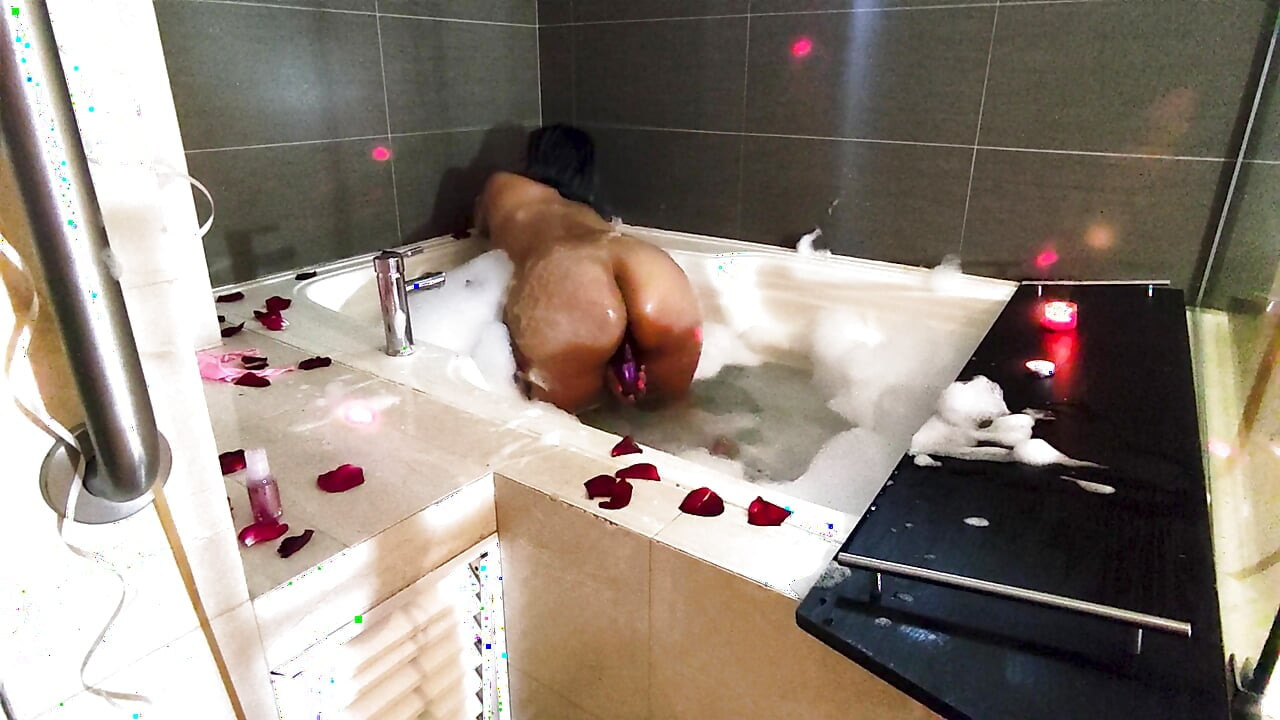 Romantic and wet masturbation in the bathtub for you, with foam and rose petals.
