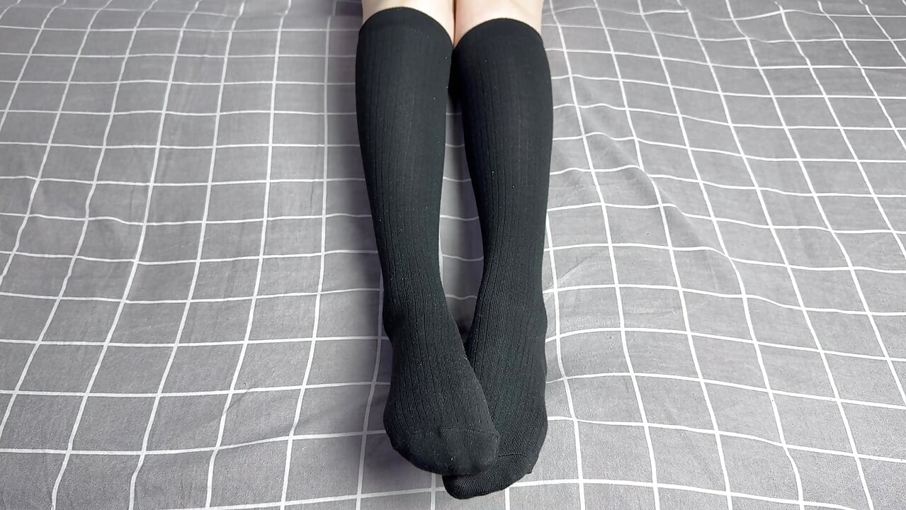 흑발의 긴 양말을 신은 당신과 여주인