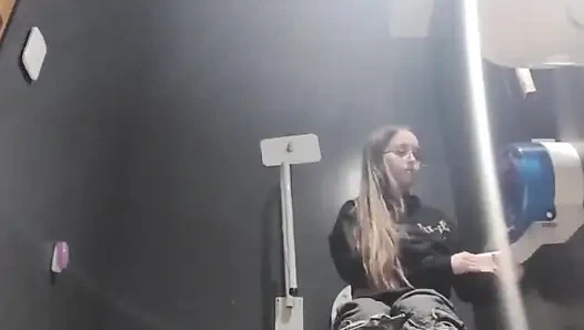 Kamu nonton aku lagi pergi ke kamar mandi