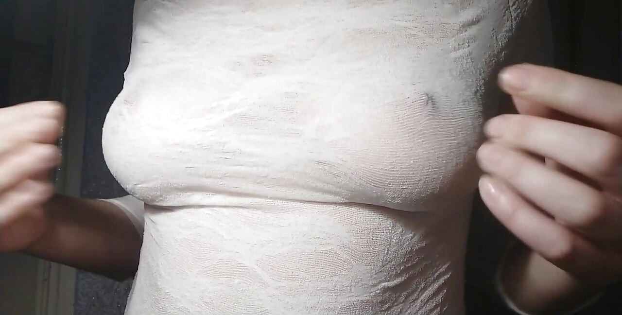 Garota sexy brinca com seus peitos naturais apertados e mamilos - câmera lenta - masturbação solo impressionante