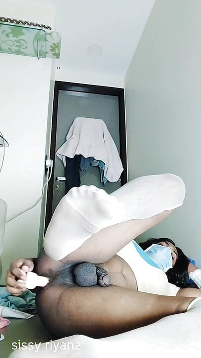 Indijska Riyana žestoko fukira dildo u filmu Sama kod kuće