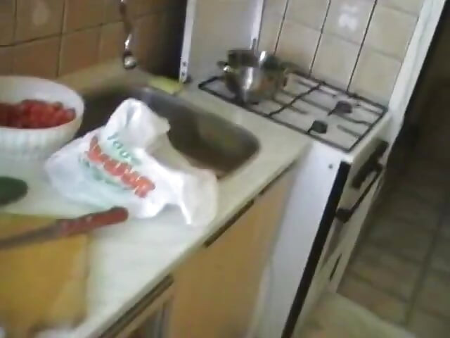 Remaja seksi membuat salad dan berkongkek