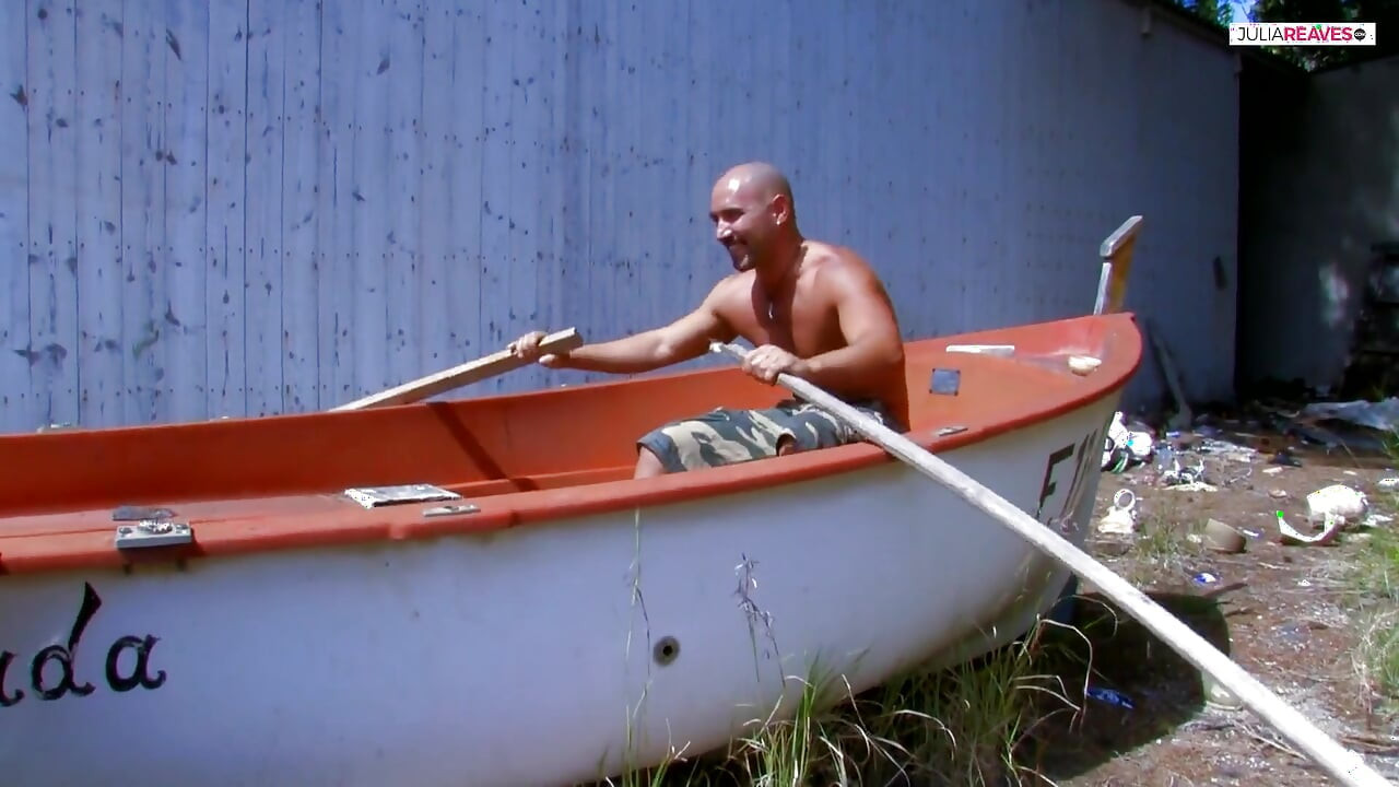 Gorąca dziewczyna pochyla się, zostaje zerżnięta do wytrysku w usta