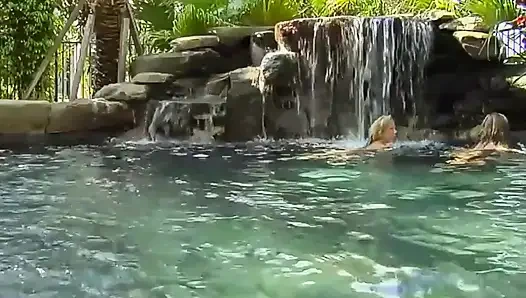 Lezbiyen ateşli seks açık havada suda