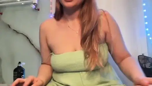 Jucielussie трахается в сиськи с большим дилдо