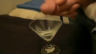 Мясистая порция спермы в стакане