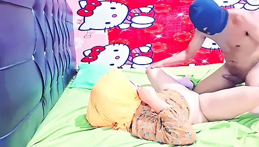 Трахает 21-летнюю девушку в хиджабе и учится анальному сексу с её задницей, она кричит — каринсянтика