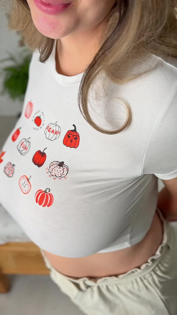 Supruga se smiješi i trese svoje velike grudi.