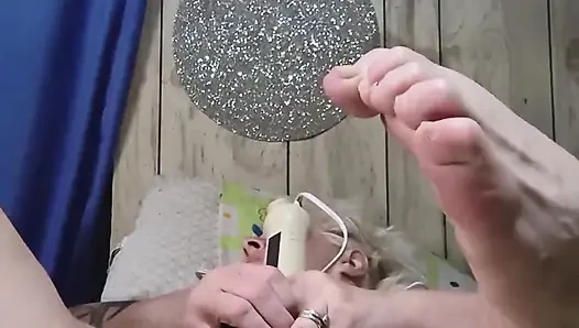 Wenn die Dildos nicht tun, findet sie etwas großes und Mächtiges zum ficken