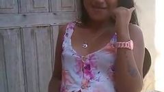 Menina brasileira de vestido de sol cheira buceta