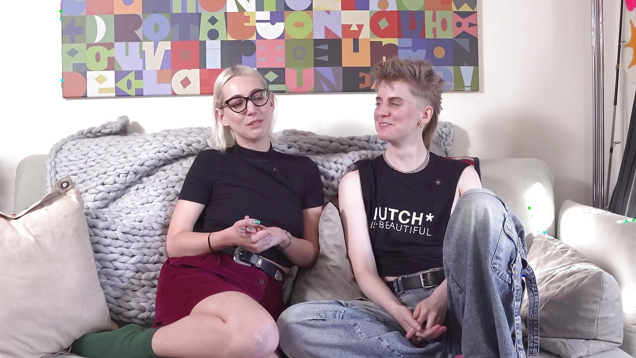 Annika liebt es, kissen zu ficken und mika schließt sich ihr an
