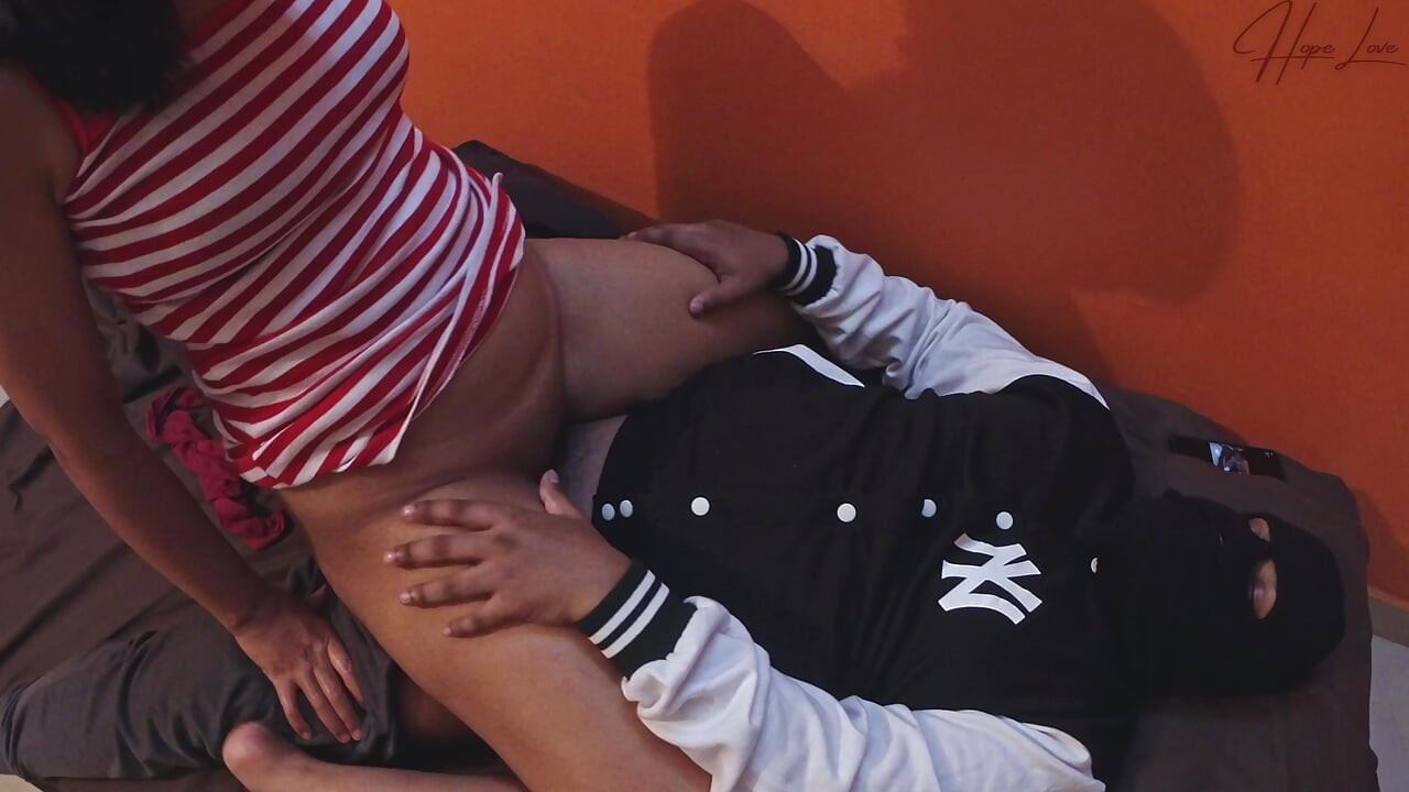 Le enseño a mi hermanastra a follar muy duro