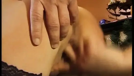 Esmer orta yaşlı seksi kadın barda garson ve bir müşteri tarafından çifte sikiliyor