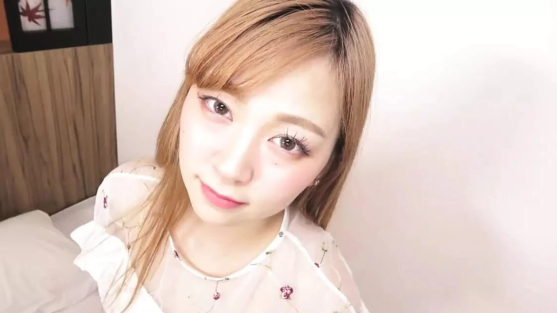 Utangaç Japon genç renka'nın en sevdiği oyuncağını üzerinde kullanıyor