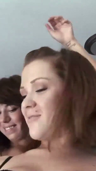 2 Single Moms machen es sich mit dem Dildo | Clip 1