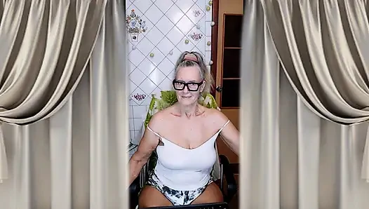 Ibu rumah tangga panas lukerya mengoda dengan pakaian rumah dan tertarik dengan kaki telanjangnya.