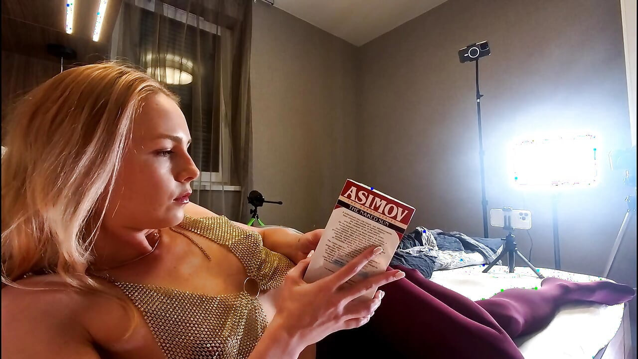 Απίστευτα καυτή σέξι milf με κόκκινο γυαλιστερό διάφανο καλσόν δίνει μια μαλακία σε μεγάλο πούτσο γείτονα