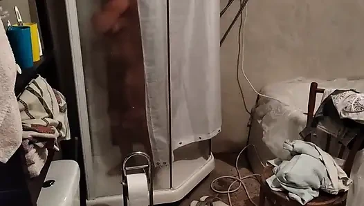 Menangkap saudara tiriku di kamar mandi. Cewek semok ini ngebiarkan aku nonton dia lagi nginap tubuh semoknya