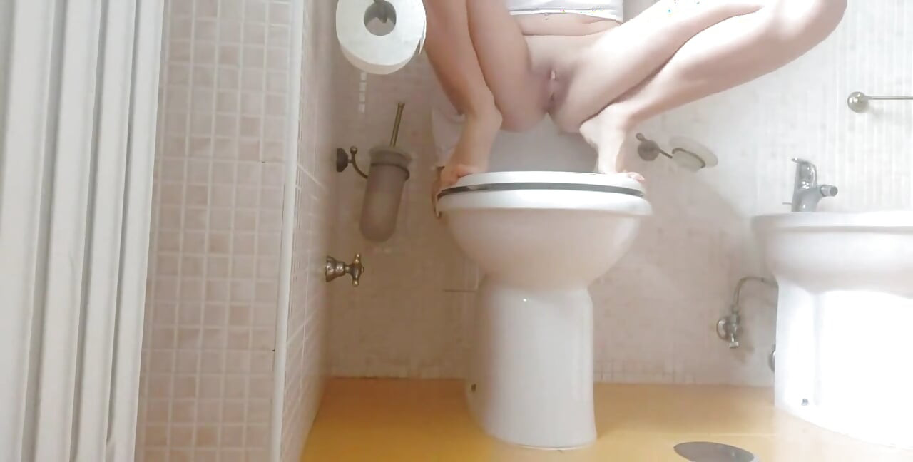 Vrei să te întorci la baia mea, nu-i așa? Canalul Chantal te va face să-i auzi pișatul și pârțurile