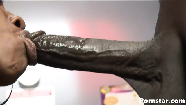 Большой черный хуй трахает девушку с черной киской Dansha